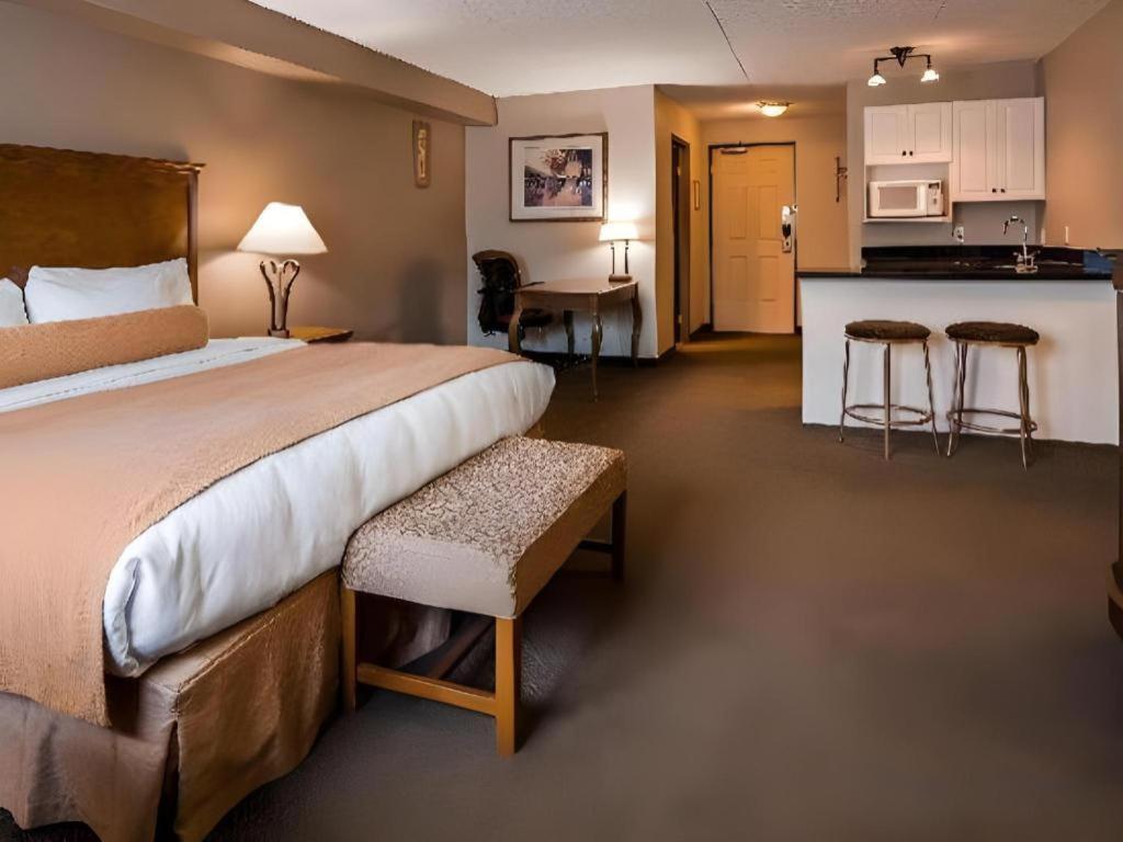 Best Western Plus Orillia Hotel Exterior foto