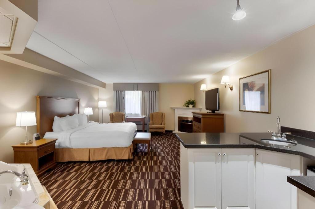 Best Western Plus Orillia Hotel Exterior foto